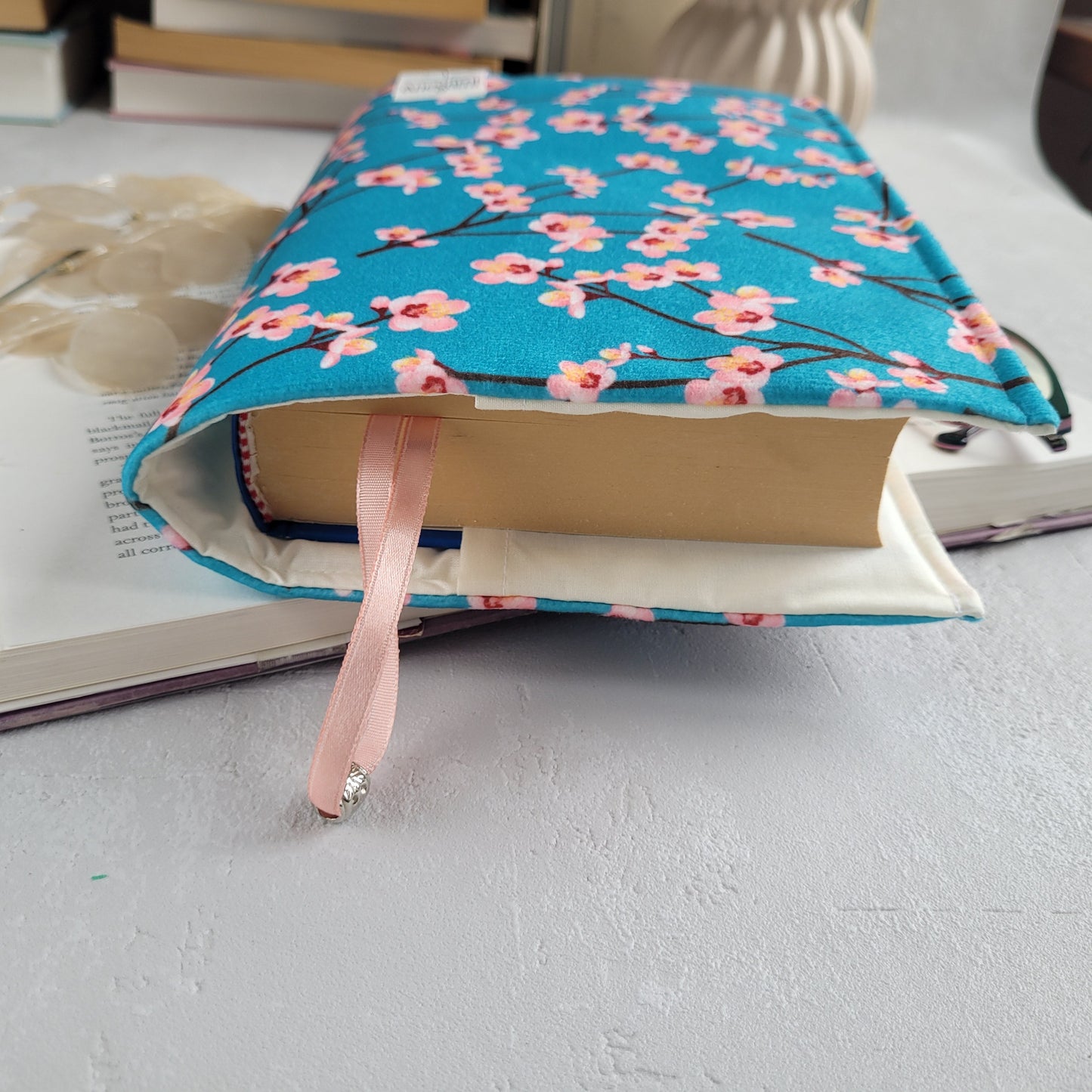 Подвързия за книга " Черешов цвят"