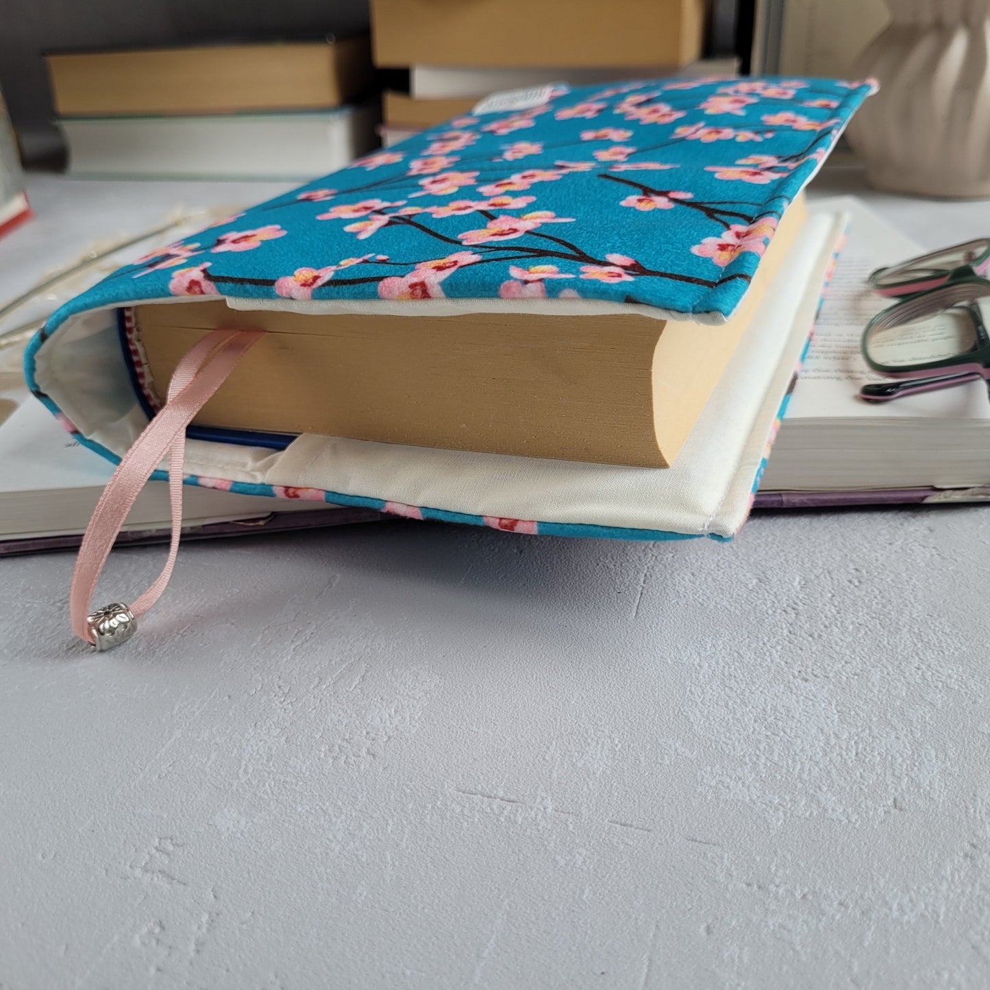 Подвързия за книга " Черешов цвят"