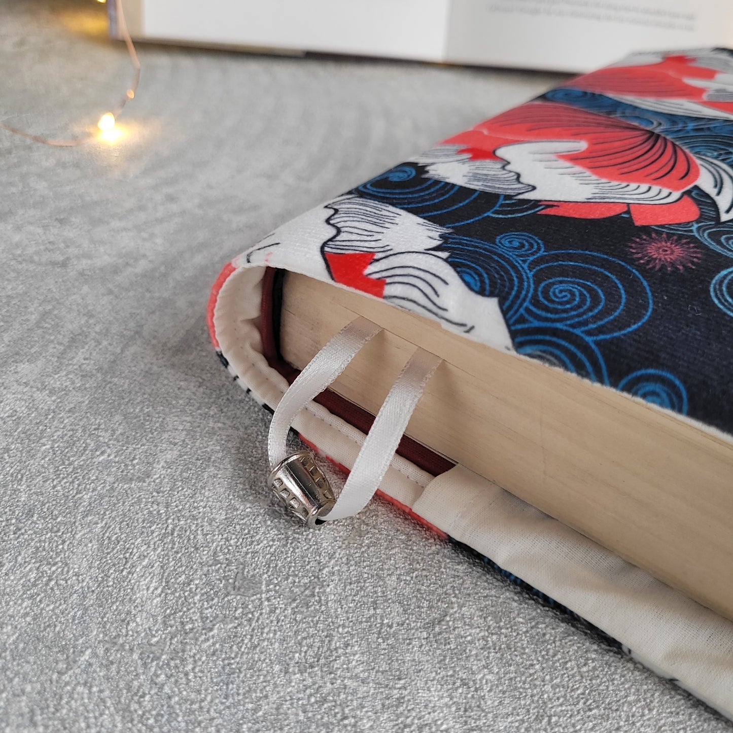 Подвързия за книга " Midnight Waves "