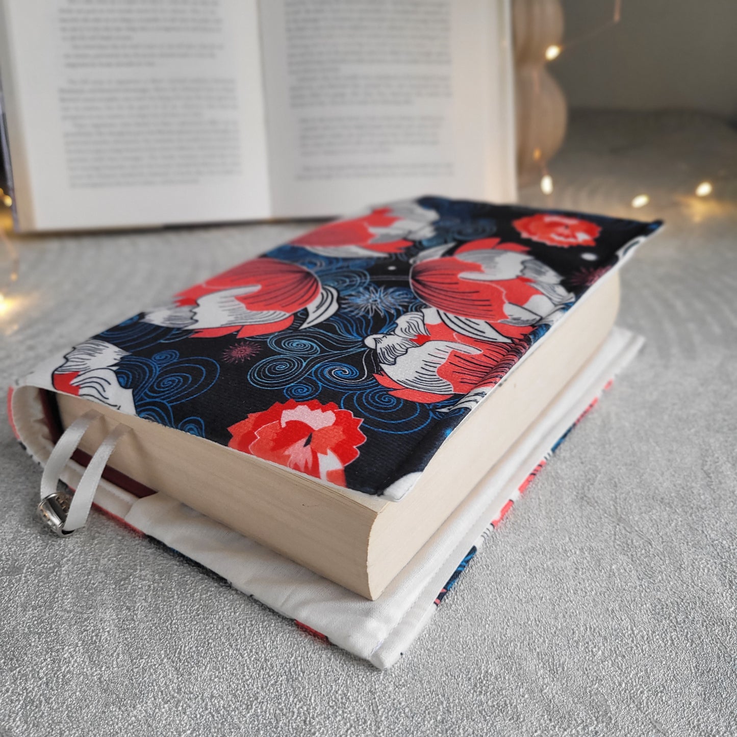 Подвързия за книга " Midnight Waves "