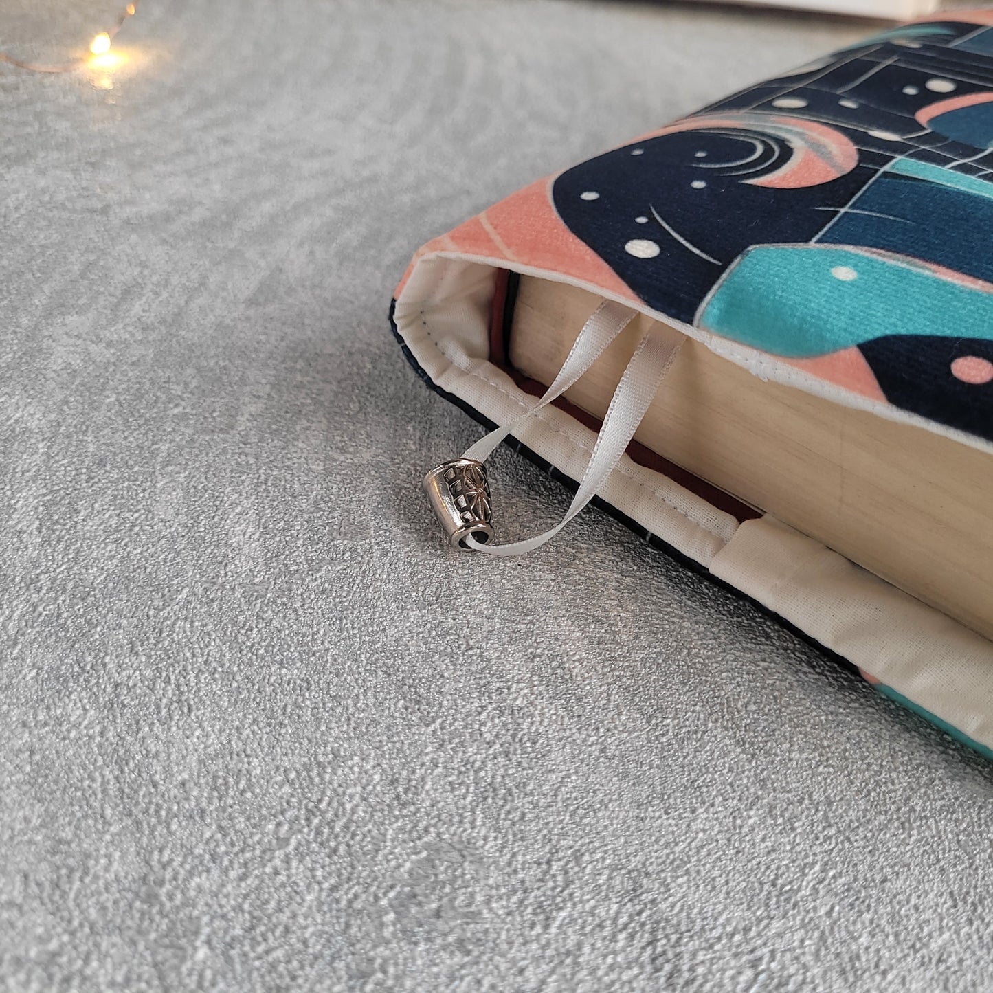 Подвързия за книга "Orbital Dreams "