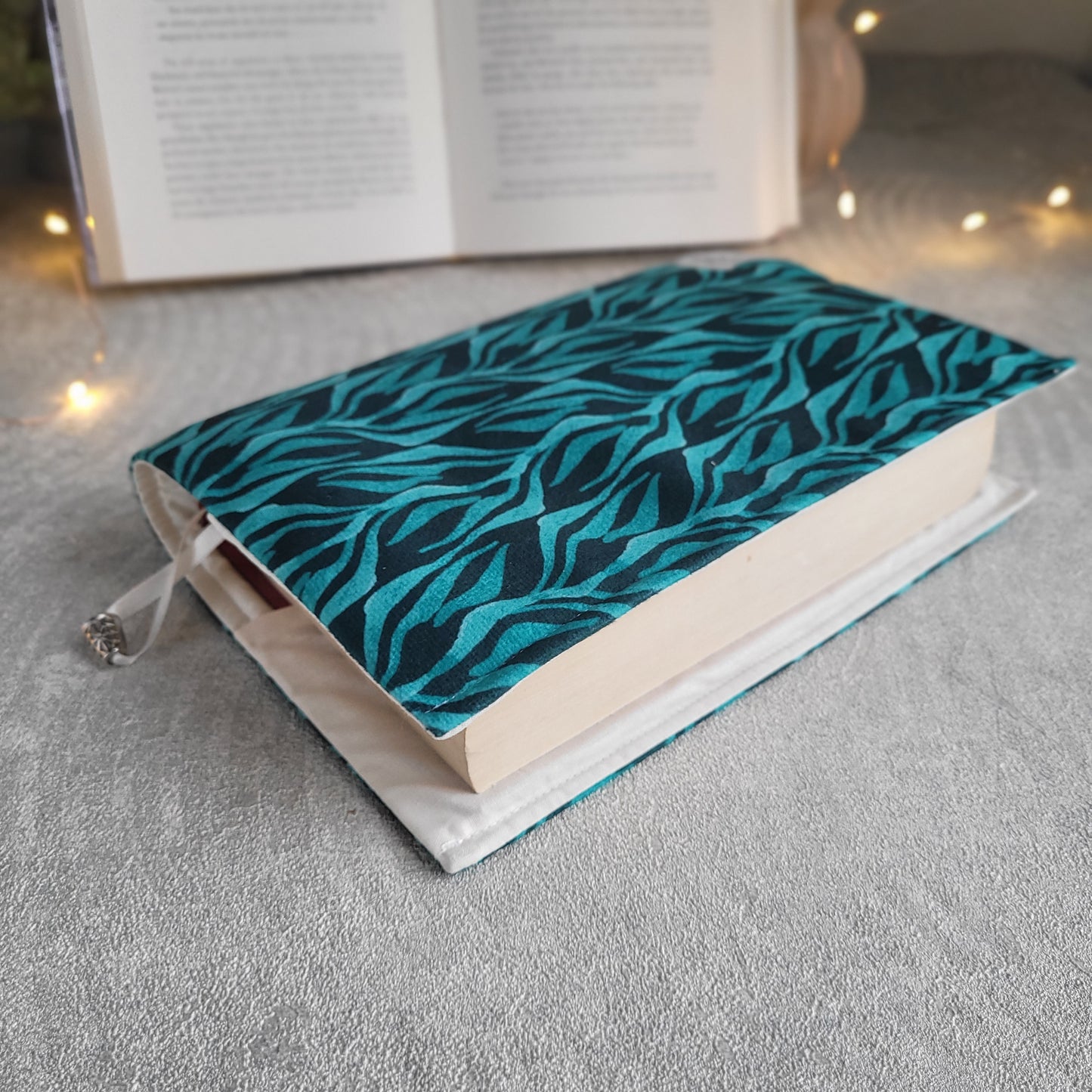 Подвързия за книга " Aqua Rhythm "