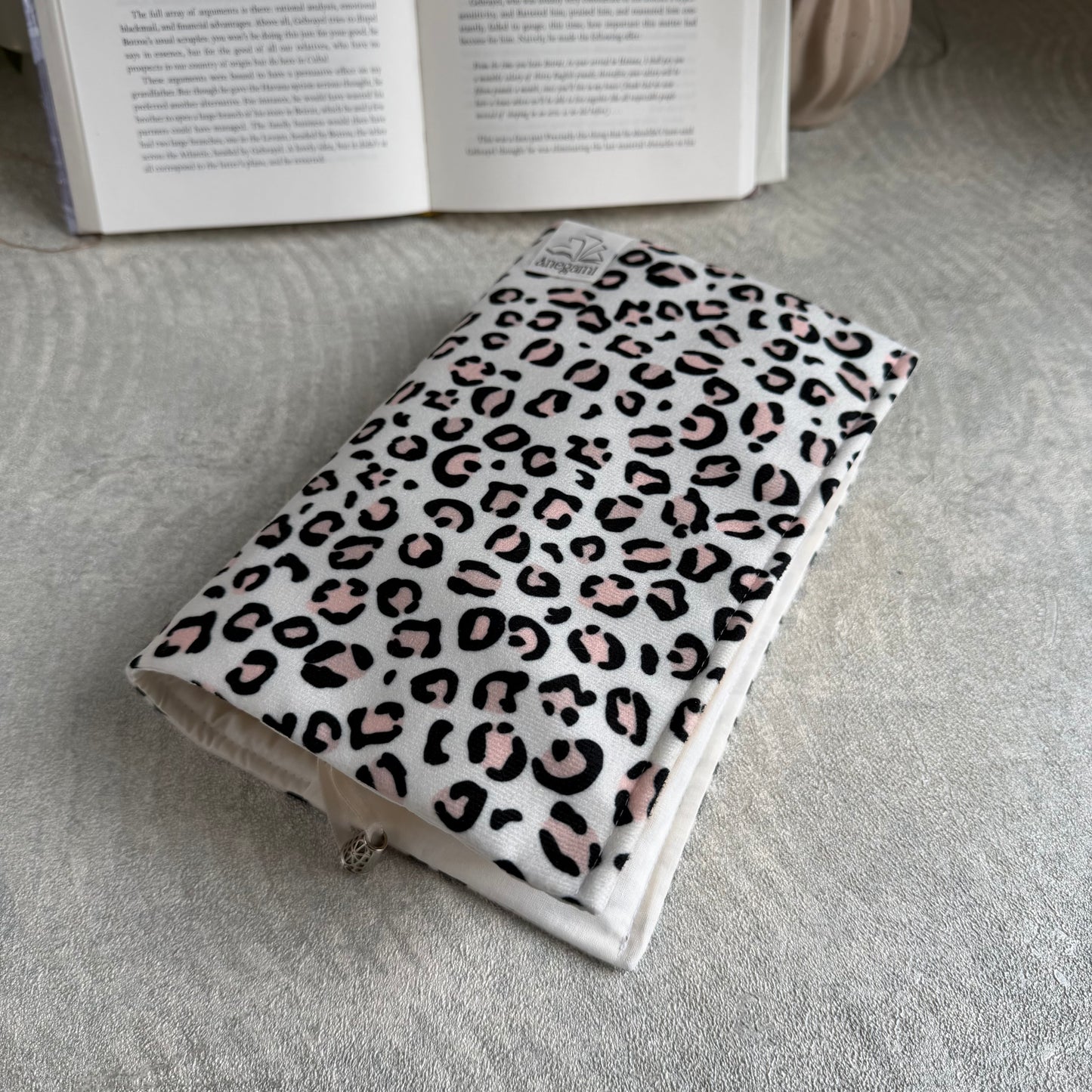 Подвързия за книга "Velvet Leopard "