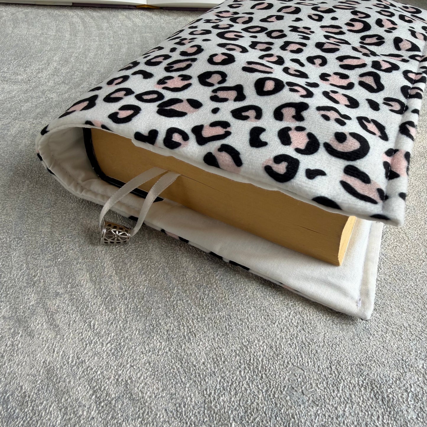 Подвързия за книга "Velvet Leopard "