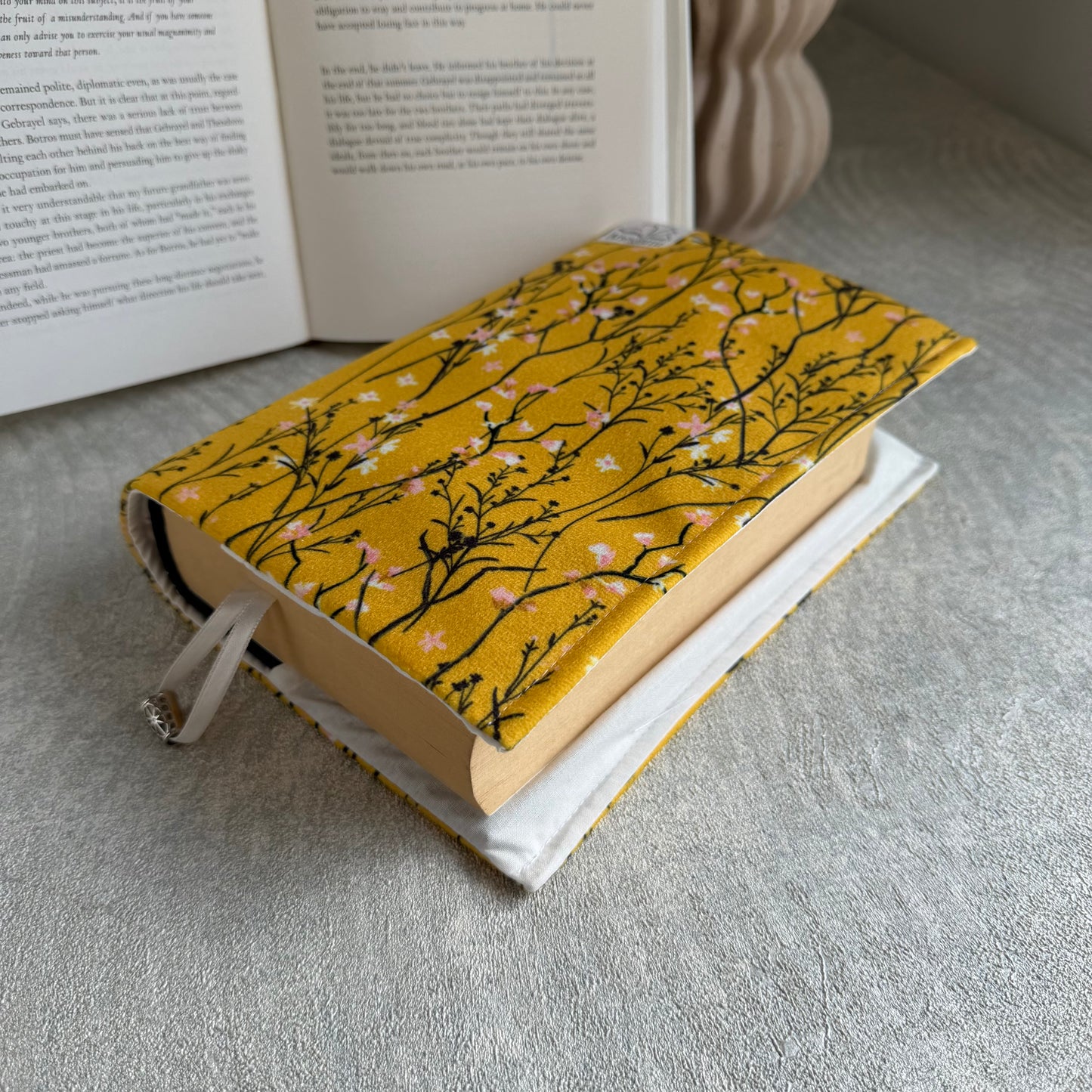 Подвързия за книга " Honey Meadow "