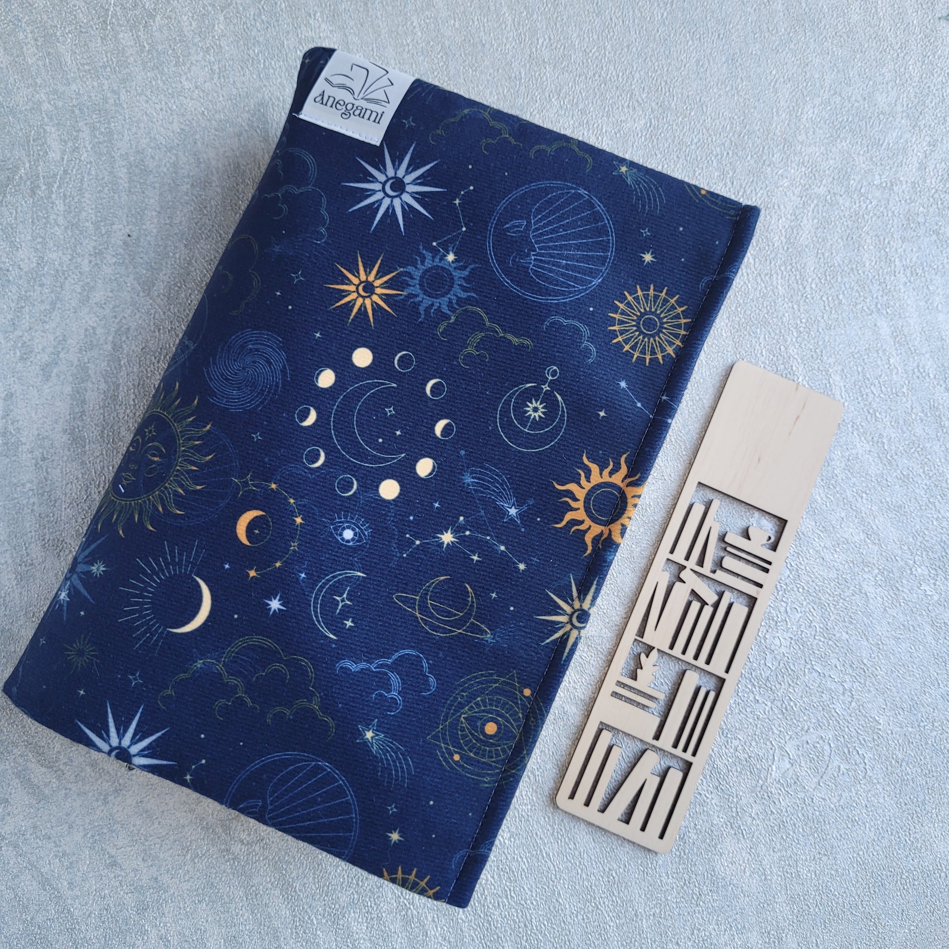 Текстилна подвързия с космически дизайн и дървен книгоразделител