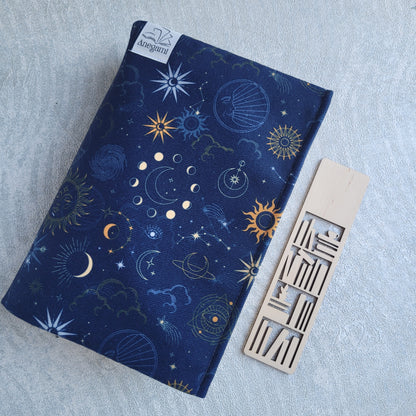 Текстилна подвързия с космически дизайн и дървен книгоразделител