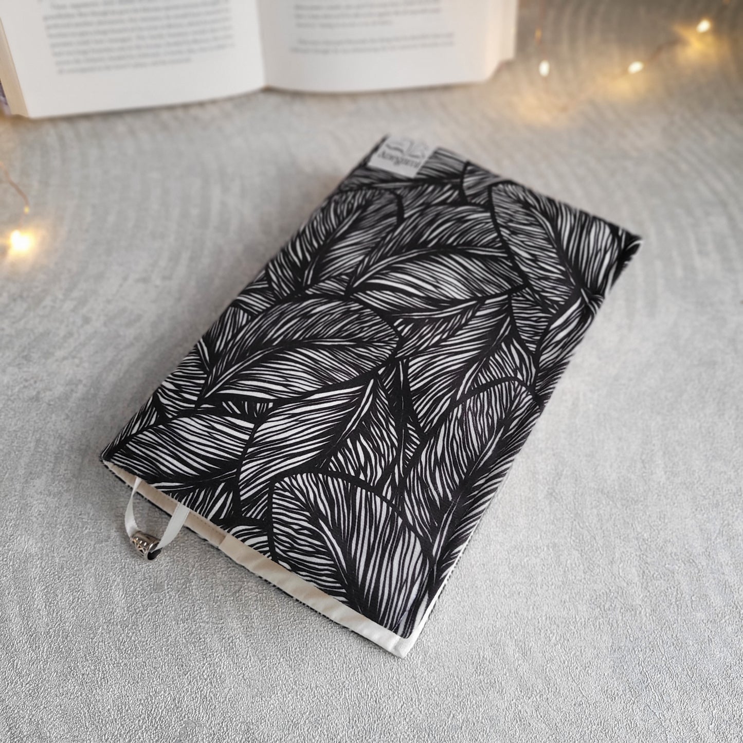 Подвързия за книга " Monochrome Leaves "