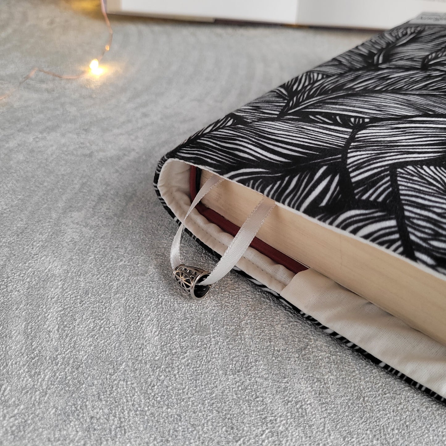 Подвързия за книга " Monochrome Leaves "