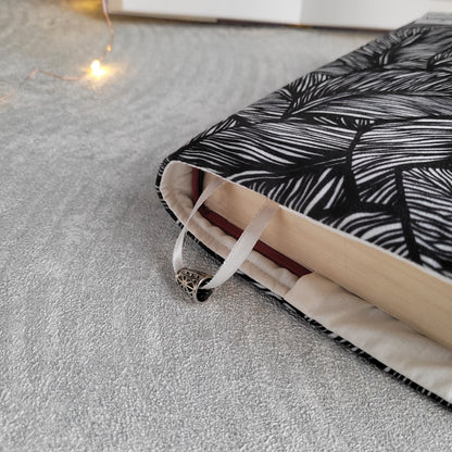 Подвързия за книга " Monochrome Leaves "