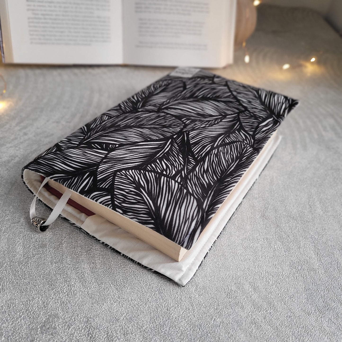 Подвързия за книга " Monochrome Leaves "